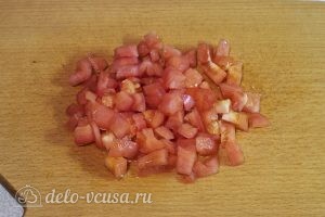 Плов из красного риса: Режем помидор