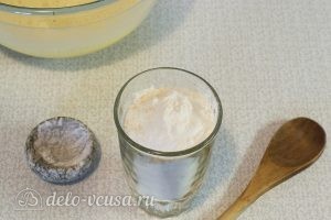 Пончики на сгущенном молоке: Соединить соду с крахмалом