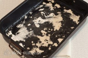 Постный тыквенный пирог: Смазываем форму маслом и присыпаем мукой