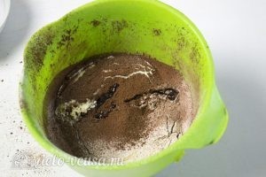 Муссовый кокосовый торт с шоколадом: Добавить муку и какао
