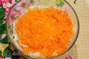 Салат из капусты и моркови: Соединяем натертую морковь с обмятой капустой