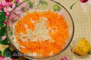 Салат из капусты и моркови: Выжимаем сок половинки лимона