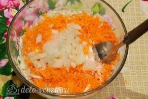 Салат из капусты и моркови: Всыпаем соль и вливаем растительное масло