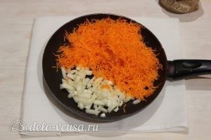 Щи из кислой капусты с курицей: Мелко режем лук и морковь