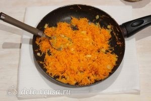 Щи из кислой капусты с курицей: Обжариваем морковь и лук на сковороде