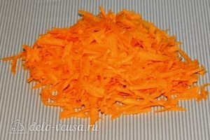 Суп из стручковой фасоли: Натереть морковь