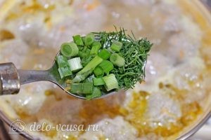 Суп с фрикадельками и лапшой: После закипания добавляем в суп зелень