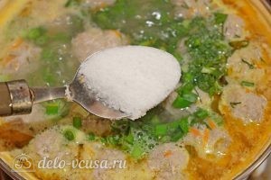 Суп с фрикадельками и лапшой: Добавляем соль