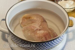 Куриный суп с клецками: Кладем курицу в кастрюлю