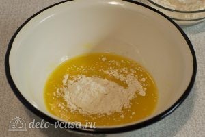 Куриный суп с клецками: Добавить муку