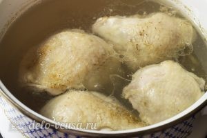Куриный суп с клецками: Варим курицу до готовности