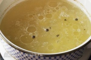 Куриный суп с клецками: Добавить картошку в бульон