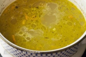 Куриный суп с клецками: Обжарить морковь
