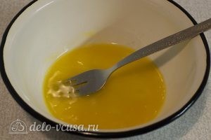 Куриный суп с клецками: Взбить яйцо