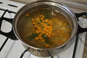 Овощной суп с зеленым горошком: Добавить морковь
