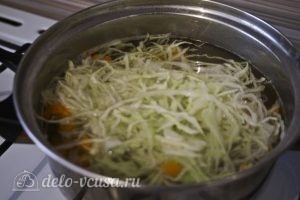 Овощной суп с зеленым горошком: Добавить капусту