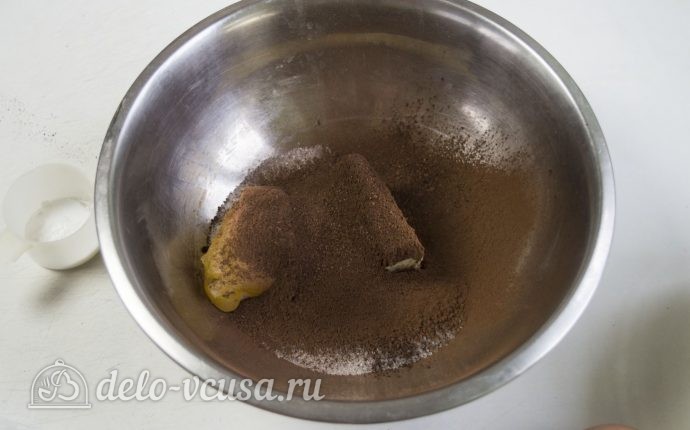 Торт Спартак: Ставим на паровую баню масло, какао, сахар и мед