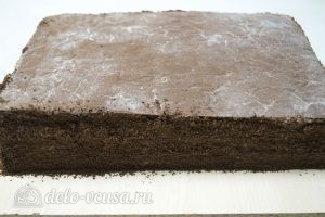 Торт Спартак: Обсыпаем обрезками коржей бока торта