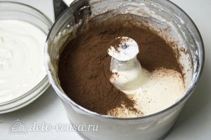 Ванильно-шоколадный творожный десерт: Разделить на 2 части