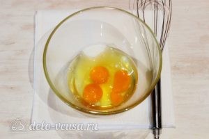 Заварные блины на кислом молоке: Взбить яйца с сахаром и солью
