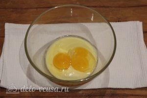 Блины на сгущенном молоке: Добавить яйца