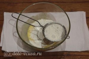 Блины на сгущенном молоке: Добавить муку и соль