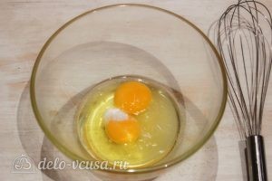 Блины с фруктовой начинкой: Соединить яйца с солью и сахаром