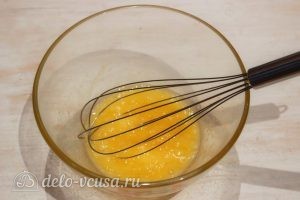 Блины с фруктовой начинкой: Взбить яйца