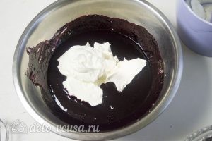 Черничный муссовый торт: Добавляем к черничной массе сливки