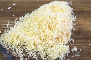 Шампиньоны фаршированные сыром: Измельчить чеснок и сыр