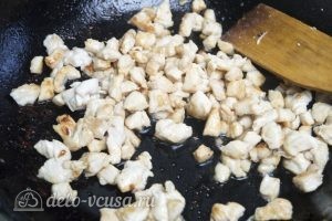 Фаршированный картофель с грибами и курицей: Обжариваем куриное мясо