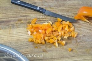 Фаршированный картофель с грибами и курицей: Мелко нарезаем болгарский перец