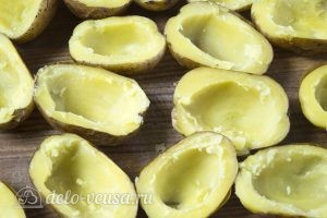 Фаршированный картофель с грибами и курицей: Выскребаем серединки картофеля
