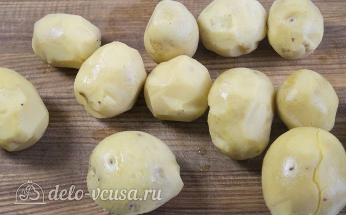 Картофельные гнезда с курицей: Варим, остужаем и чистим картофель
