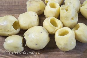 Картофельные гнезда с курицей: Удаляем внутренность картофеля