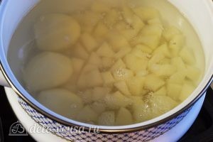 Картофельный суп с грибами: Выкладываем картофель в закипевшую воду