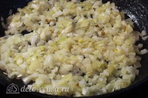Картофельный суп с грибами: Обжариваем лук