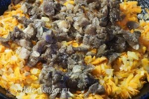 Картофельный суп с грибами: Добавляем к луку и моркови грибы, соль и приправу