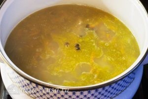 Картофельный суп с грибами: Добавляем перец и лавровый лист