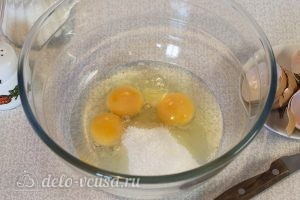 Клафути с ягодами: Взбиваем яйца с солью и сахаром