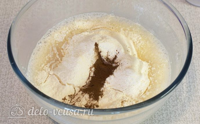 Клафути с ягодами: Добавляем муку и корицу