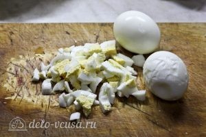 Крабовый салат с яблоком: Сварить и нарезать яйца