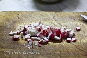 Крабовый салат с яблоком: Нарезать крабовые палочки