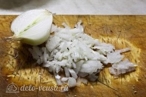 Крабовый салат с яблоком: Измельчить лук