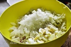 Крабовый салат с яблоком: Добавить яблоки и лук
