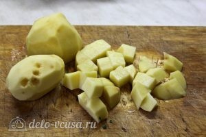 Крем-суп из брокколи: Режем картофель