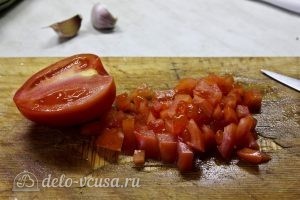 Курица с овощами в горшочках: Нарезаем помидор большими кубиками