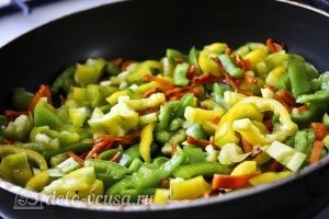 Курица с овощами в горшочках: Отправляем перец к моркови на сковороду