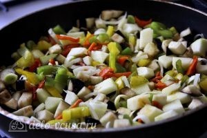 Курица с овощами в горшочках: Добавляем на сковородку баклажан