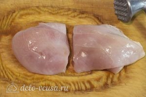 Куриное филе жареное на сковороде: Промыть и разрезать филе